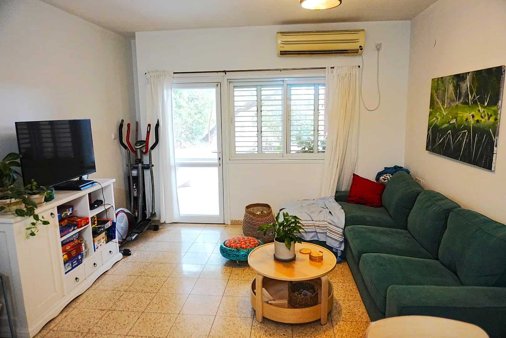 למכירה דירת גן בקיבוץ גבת, במצב מצוין במיקום מעולה .