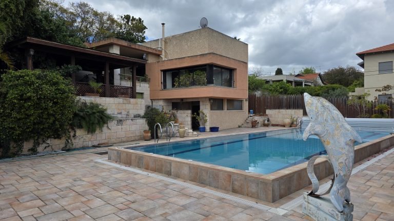 בית מיוחד למכירה בטבעון